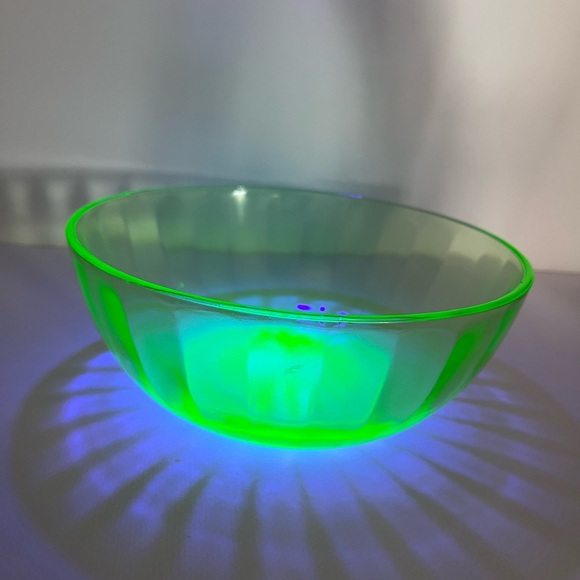 ✨Vintage Uranium Glass Bowl – Starburst Design, Glows Brilliantly ✨ - Picture 12 of 17